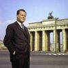 Willy Brandt auf der Westseite des Brandenburger Tores.